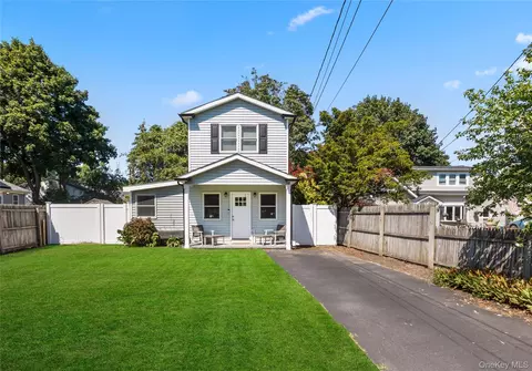 35 Rose St, Hauppauge, NY 11788