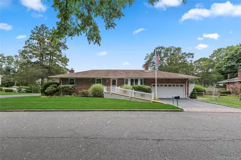 18 Sterling Pl, Sayville, NY 11782