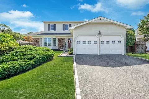 12 Morris Ave, Lake Grove, NY 11755