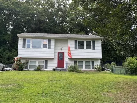 111 Indian Trl, Maybrook, NY 12543