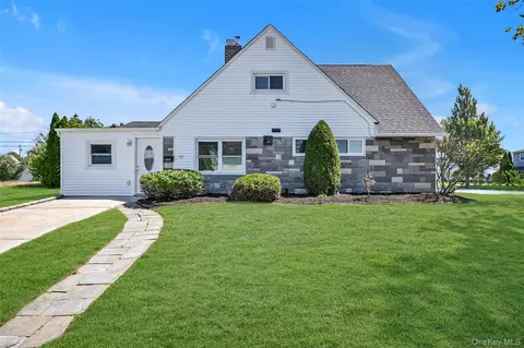 77 Autumn Ln, Hicksville, NY 11801