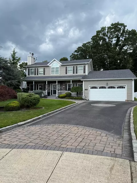 30 Rose Ct, Lindenhurst, NY 11757
