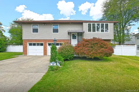 17 Regent St, Hicksville, NY 11801