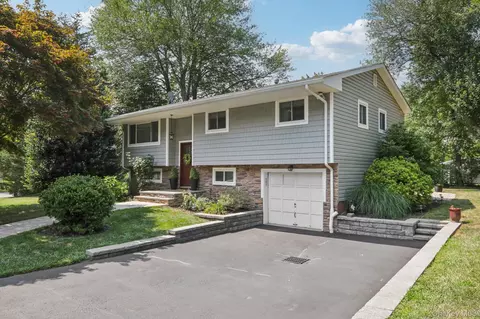 961 Tilton Rd, Clarkstown, NY 10989
