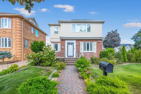 18 Rose Ln, North Hempstead, NY 11040