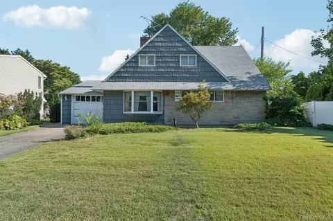 107 Ball Park Ln, Hicksville, NY 11801