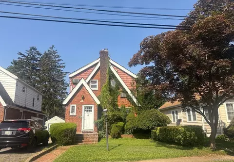 1900 Carleton Pl, Baldwin, NY 11510