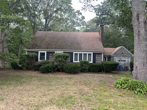 74 Oregon Ave, Medford, NY 11763