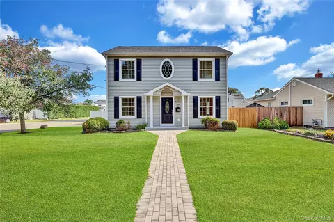 695 Montauk Hwy, Oakdale, NY 11769