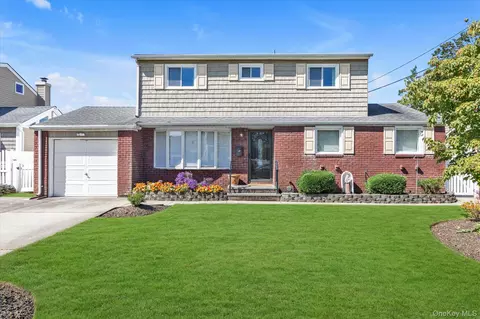 332 Eastlake Ave, Massapequa Park, NY 11762