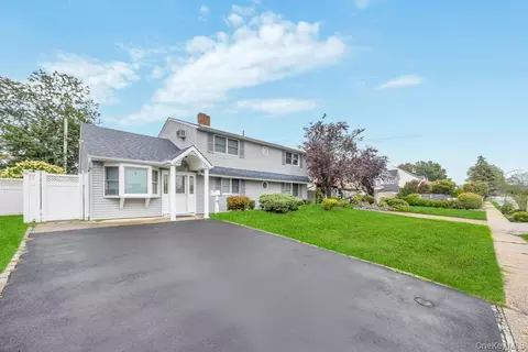 11 Winter Ln, Hicksville, NY 11801