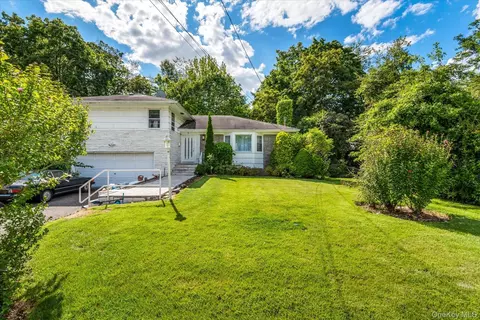 3 Hemsley Ln, North Hempstead, NY 11023