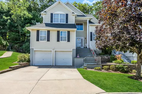 22 Vantage Ct, Port Jefferson, NY 11777