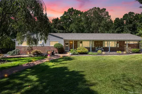 3 Five Acre Ct, Smithtown, NY 11787