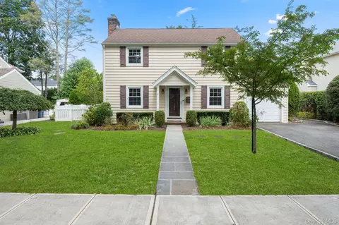 128 Charles St, North Hempstead, NY 11596
