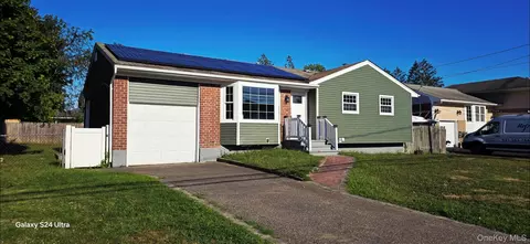 125 Burlington Ave, Deer Park, NY 11729