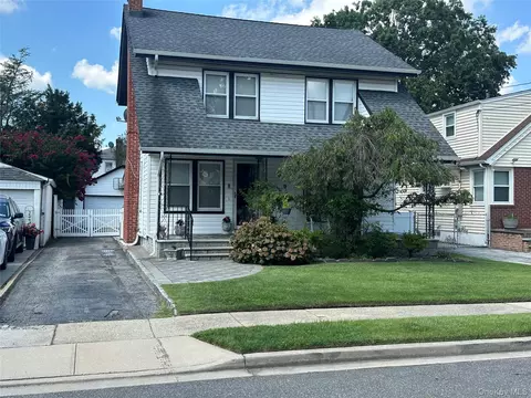 9 Christabel St, Lynbrook, NY 11563