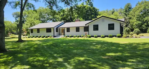 19 Michaels Ln, Glen Head, NY 11545