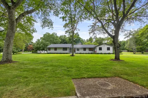 19 Michaels Ln, Glen Head, NY 11545