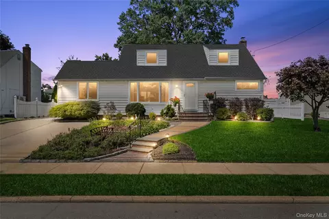 52 Westwood Rd S, Massapequa Park, NY 11762