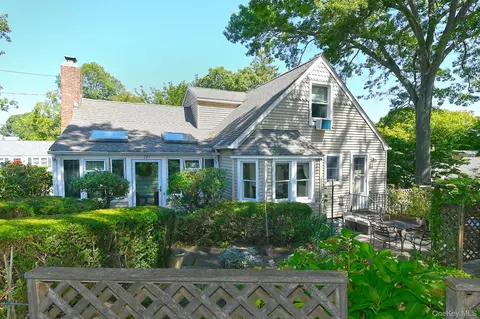 121 Van Buren Dr, Centerport, NY 11721