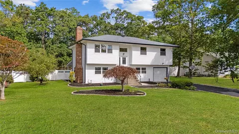 43 Chanel Dr E, Shirley, NY 11967