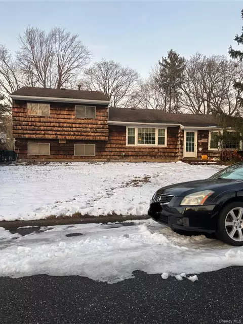 11 Berry Ln, Centereach, NY 11720