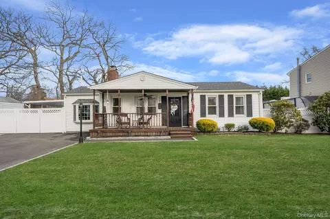 121 Plymouth St, West Babylon, NY 11704