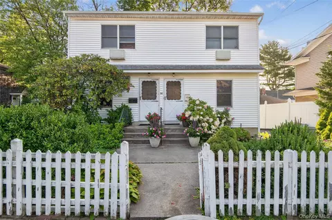 36 Oldwood Rd, North Hempstead, NY 11050