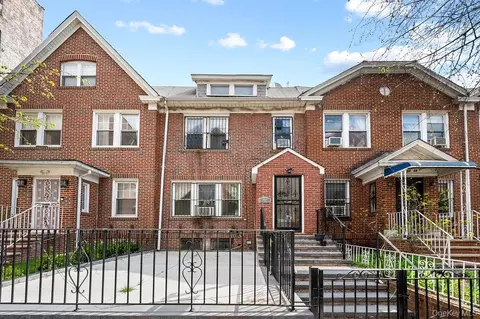 3415 91 St, New York, NY 11372