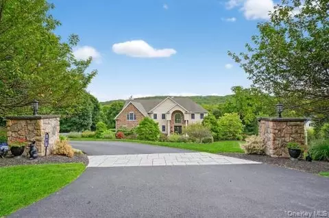 43 Kayla Ln, Mahopac, NY 10541
