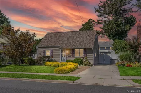 10 Nassau Ave, Plainview, NY 11803