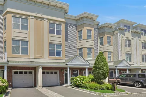 7 Edge Water Ln, Haverstraw, NY 10927