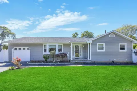 38 Beach St, West Islip, NY 11795