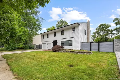 26 Roseanne Dr, Woodbury, NY 11797