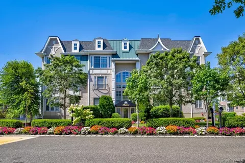 323 Roosevelt Way, North Hempstead, NY 11590
