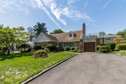 13 Linda Rd, North Hempstead, NY 11050