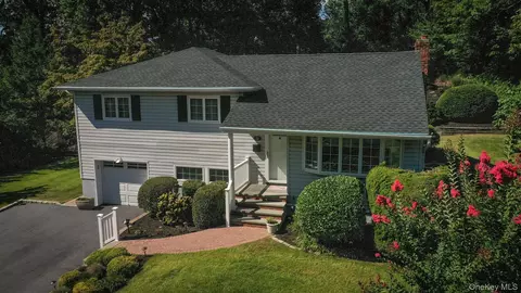 35 Grist Mill Ln, Huntington, NY 11743