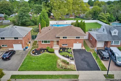120 Seaman Rd, Jericho, NY 11753
