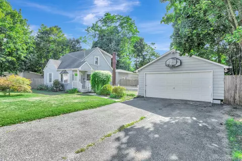 118 Cranberry Dr, Mastic Beach, NY 11951
