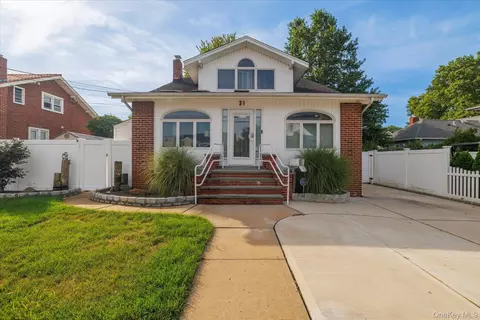 31 Alice St, Merrick, NY 11566