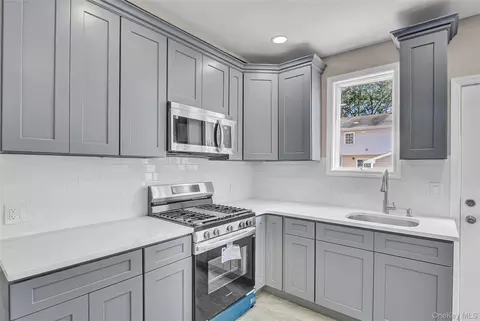 260 Cedar Ct, Copiague, NY 11726