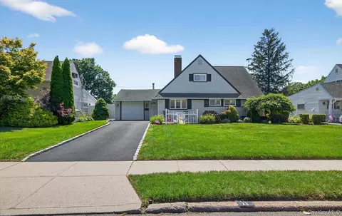22 Twin Ln N, Wantagh, NY 11793