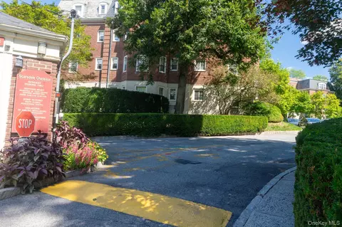 7 Chateaux Cir #7E, Scarsdale, NY 10583