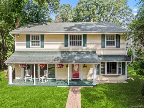 74 Tuscarora Dr, Centerport, NY 11721