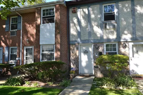 11 Glen Hollow Dr #D15, Holtsville, NY 11742