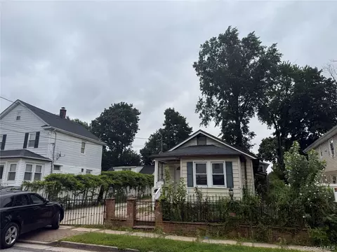 210 Dartmouth St, Hempstead, NY 11550