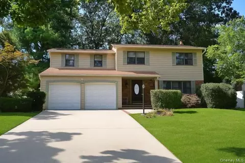 10 N Hoffman Ln, Hauppauge, NY 11788
