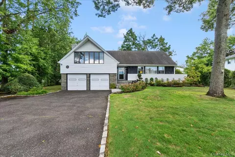 5 Woods Ln, North Hempstead, NY 11576