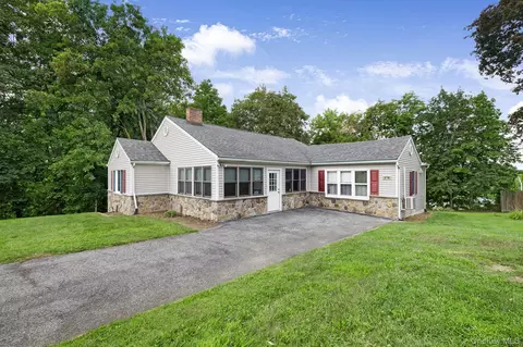 11 Mountain View Rd, Arlington, NY 12603